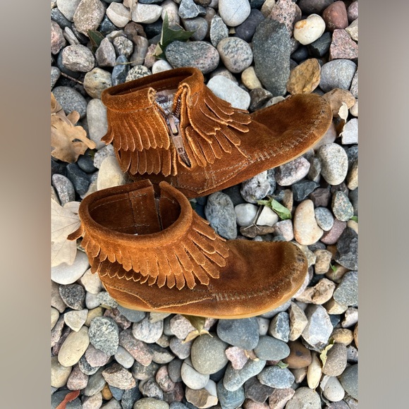 🥾KIDS’ Double Fringe Brown Suede Ankle Boot | Minnetonka Moccasin—2292 | Size 10 - Picture 5 of 17